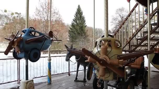 County fair fairground karusell på dagtid på vintern — Stockvideo