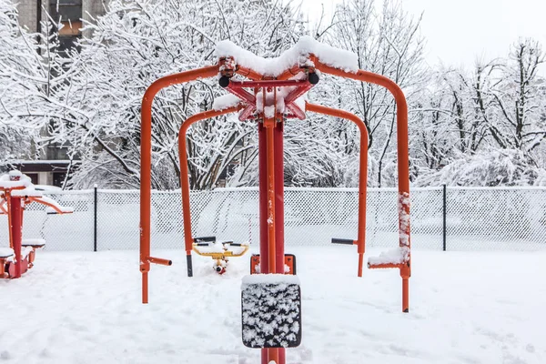 Eğitim ile açık egzersiz spor vites kışın — Stok fotoğraf