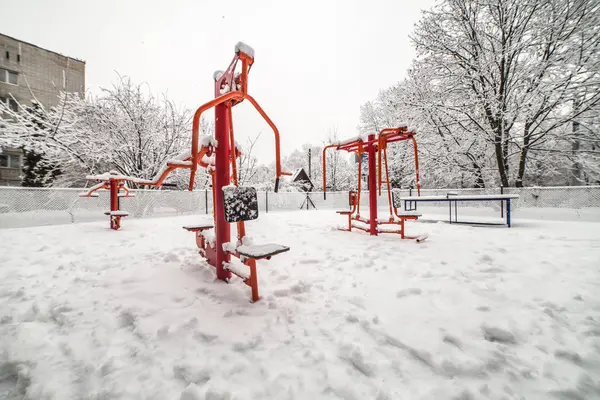 Eğitim ile açık egzersiz spor vites kışın