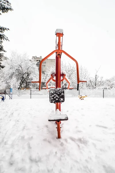 Utomhus träning gym med utbildning redskap i vinter — Stockfoto