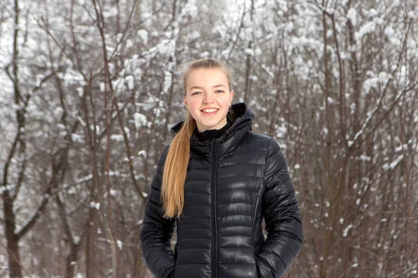 Retrato de invierno de una linda mujer joven en el parque de nieve —  Fotos de Stock