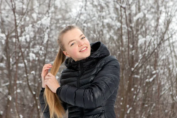 Retrato de invierno de una linda mujer joven en el parque de nieve —  Fotos de Stock