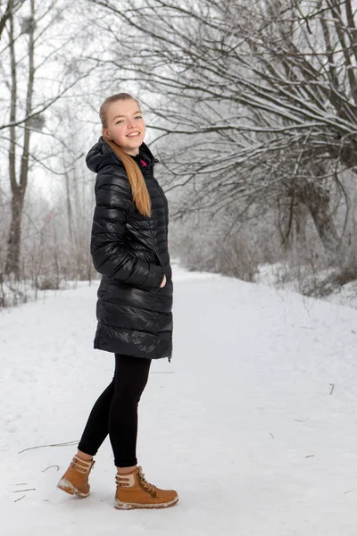 Retrato de invierno de una linda mujer joven en el parque de nieve —  Fotos de Stock