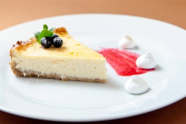 cheesecake bir plaka üzerinde bir