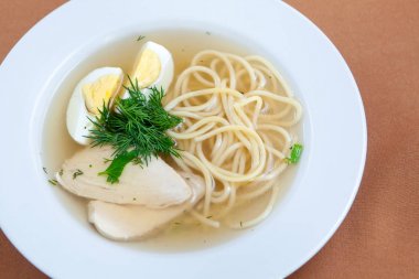 Yumurta ve yeşillik ile tavuk şehriye çorbası