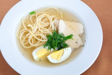 Yumurta ve yeşillik ile tavuk şehriye çorbası