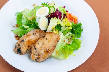 Sezar salatası beyaz plaka