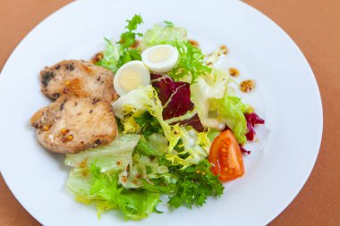 Sezar salatası beyaz plaka