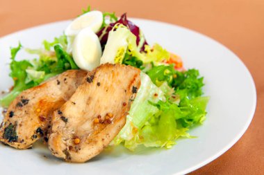 Sezar salatası beyaz plaka