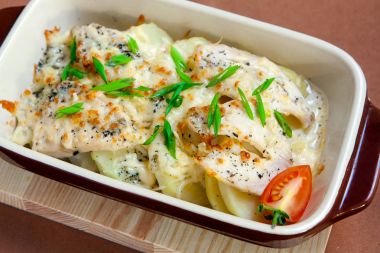 Fırında patates dilimleri peynir altında