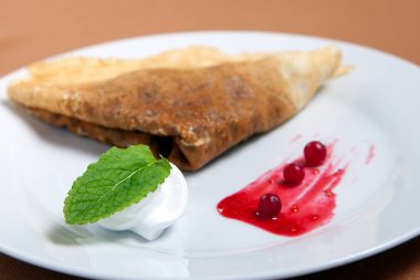 Tatlı gözleme ile meyve doldurma