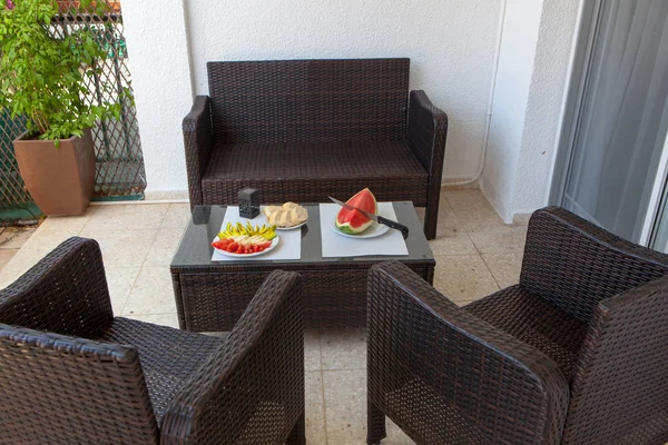 Spuntino estivo sano servito sul tavolo esterno del portico — Foto Stock