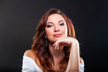 Studio siyah arka plan üzerine Pretty genç kız