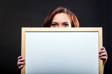 Pretty genç kız holding beyaz tahta