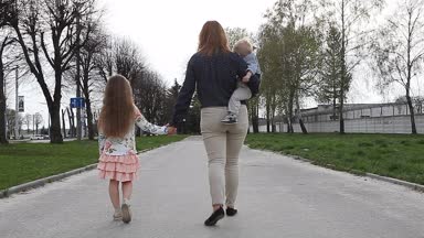 Anne kızı ve yürümeye başlayan çocuk evlat yürüyüş ile