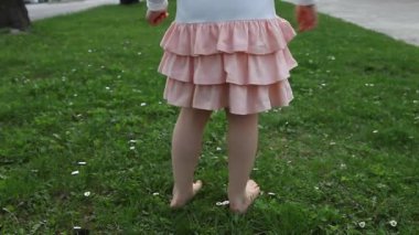 Kız atlamalı ve kamera uzak ishal üstünde yeşil çim