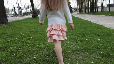 Kız atlamalı ve kamera uzak ishal üstünde yeşil çim