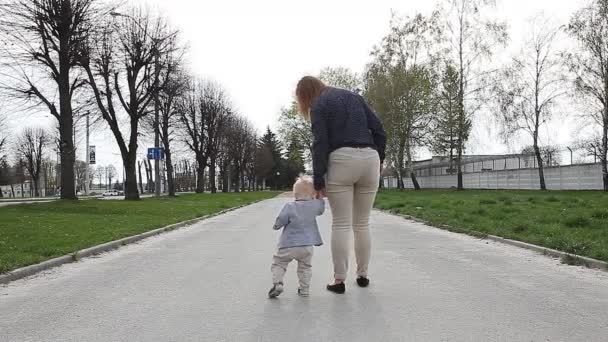 Mamma Insegnare Bambino Figlio Camminare Sul Marciapiede All Aperto — Video Stock