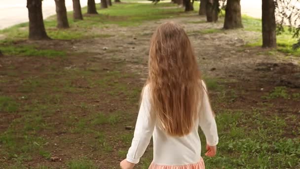 Дівчина Гуляє Тікає Від Камери Серед Прямих Ліній Соснових Дерев — стокове відео
