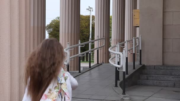 Ung Flicka Går Uppför Rampen Flygplats Med Pelare Bakgrunden — Stockvideo