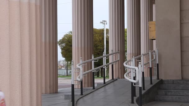 小女孩在机场的斜坡上行走 背景为柱子 — 图库视频影像