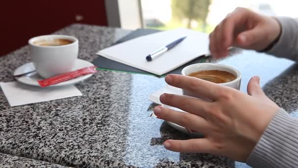 妇女手在咖啡里加糖和搅拌在咖啡馆 — 图库视频影像
