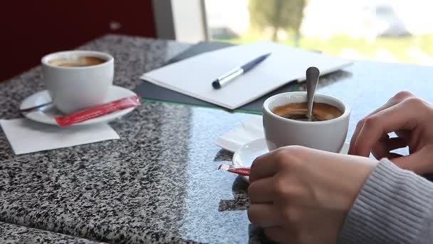 Γυναίκα Χέρια Προσθέτοντας Ζάχαρη Στον Καφέ Και Ανακατεύοντας Καφετέρια — Αρχείο Βίντεο