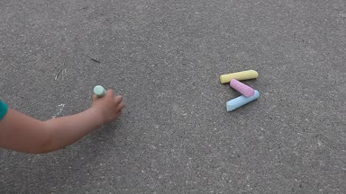 Kız çocuk üzerinde asfalt kaplama yakın kadar açık renkli tebeşir ile berabere