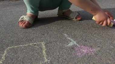 Kız çocuk üzerinde asfalt kaplama yakın kadar açık renkli tebeşir ile berabere