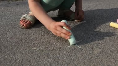 Kız çocuk üzerinde asfalt kaplama yakın kadar açık renkli tebeşir ile berabere