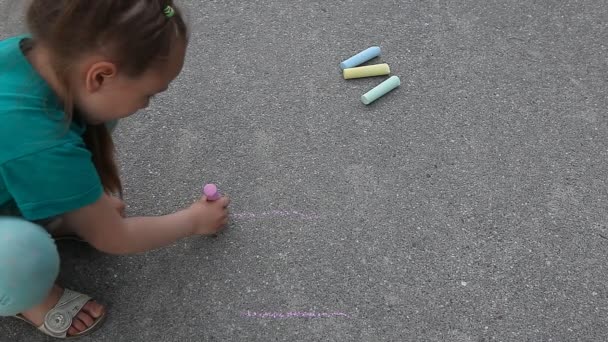Criança Menina Desenha Com Giz Colorido Pavimento Asfalto Fechar Livre — Vídeo de Stock