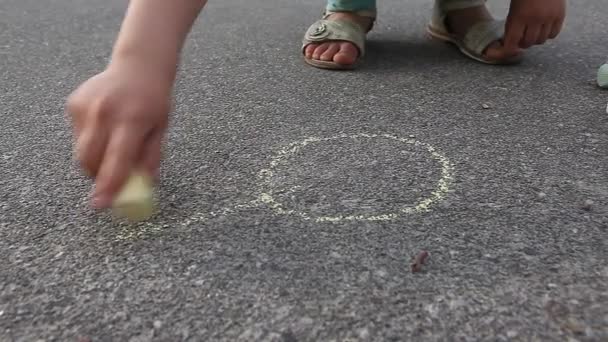 Kind Meisje Trekt Met Gekleurde Krijt Asfalt Stoep Dicht Omhoog — Stockvideo