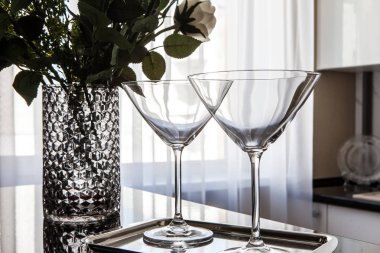 mutfak tezgahının üzerinde boş martini gözlük