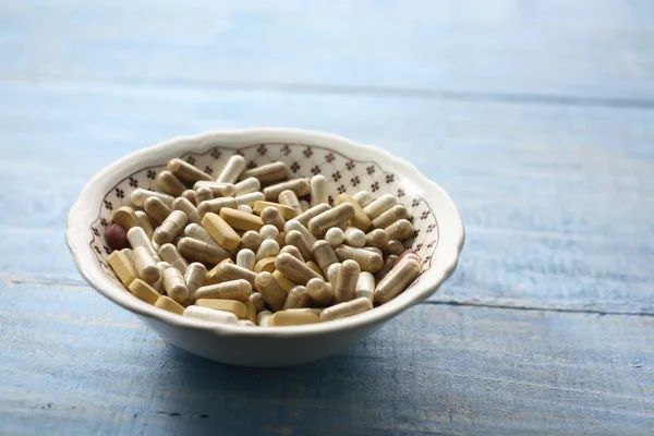 Schüssel mit Pillen — Stockfoto