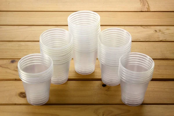 Стопки пластиковых стаканчиков — стоковое фото