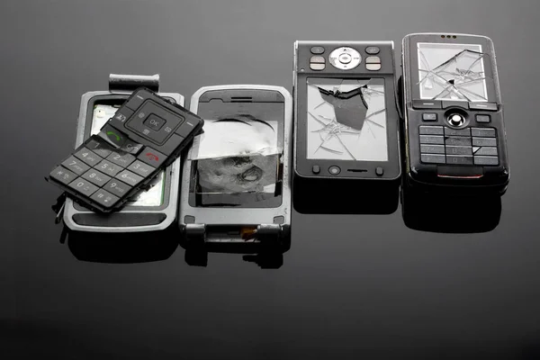 Telefones móveis quebrados — Fotografia de Stock