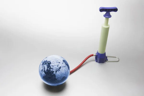 Globe and Pump — Stock Photo, Image