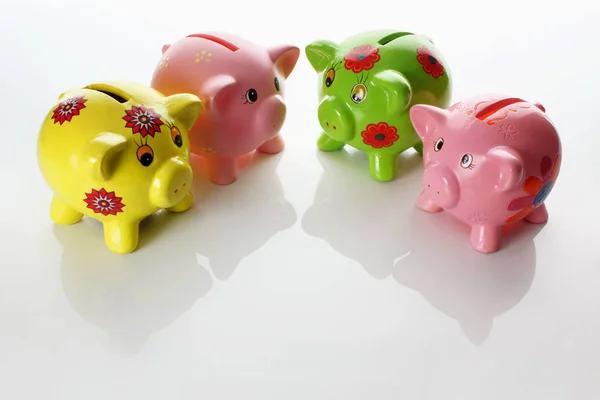 Kleurrijke Piggy Banks — Stockfoto