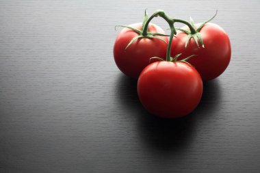 Bütün taze domates