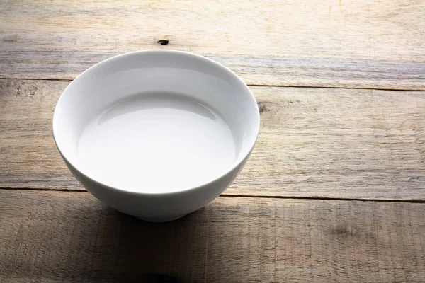 Кокосове молоко в мисці — стокове фото