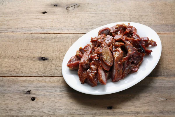Тарелка жареной свинины — стоковое фото