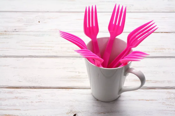 Fourchettes et coupe en plastique — Photo