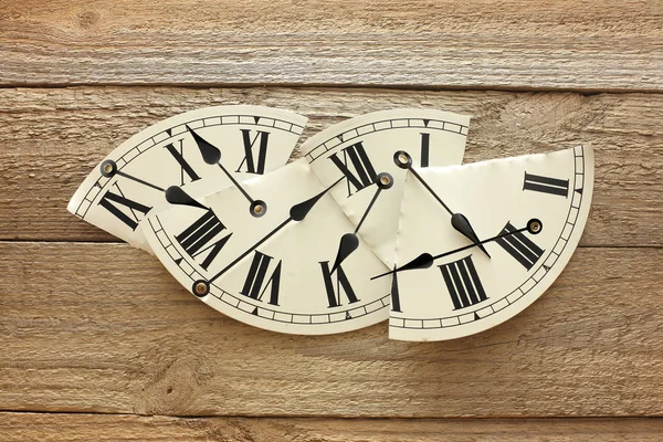 고장난된 시계 조각 — 스톡 사진