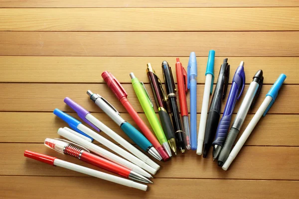 Fila de canetas esferográficas — Fotografia de Stock