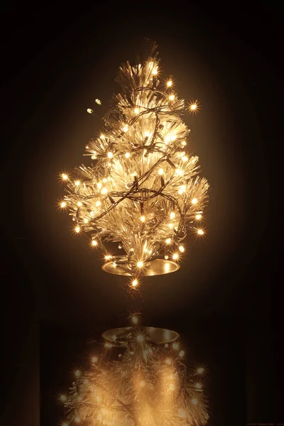 Kerstboom met lichtjes — Stockfoto