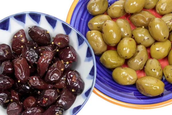 Oliven auf Tellern — Stockfoto
