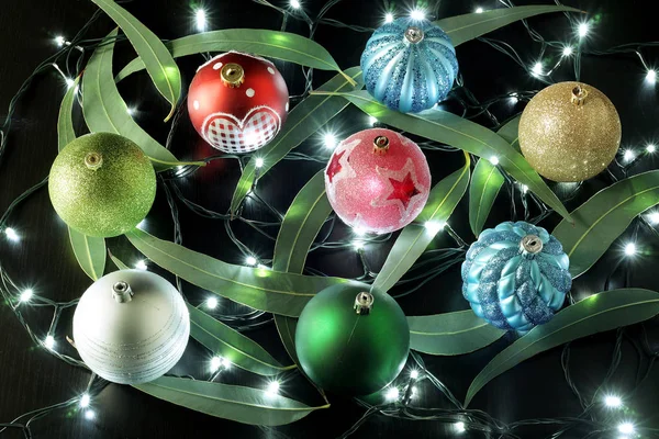 Baubles de Natal e folhas de goma — Fotografia de Stock