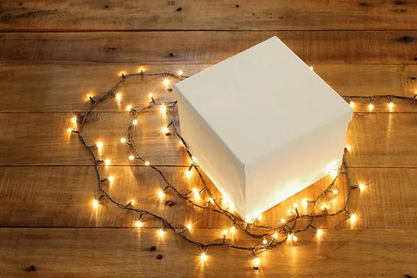 Coffret cadeau et lumières de fées — Photo