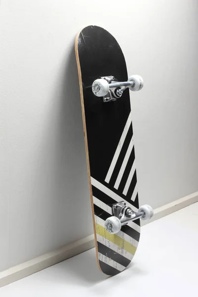 Schwarzes Skateboard mit Streifen — Stockfoto