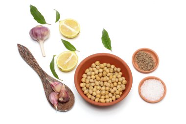 Nohut; Sarımsak; Beyaz Arkaplanda Limon ve Tuz